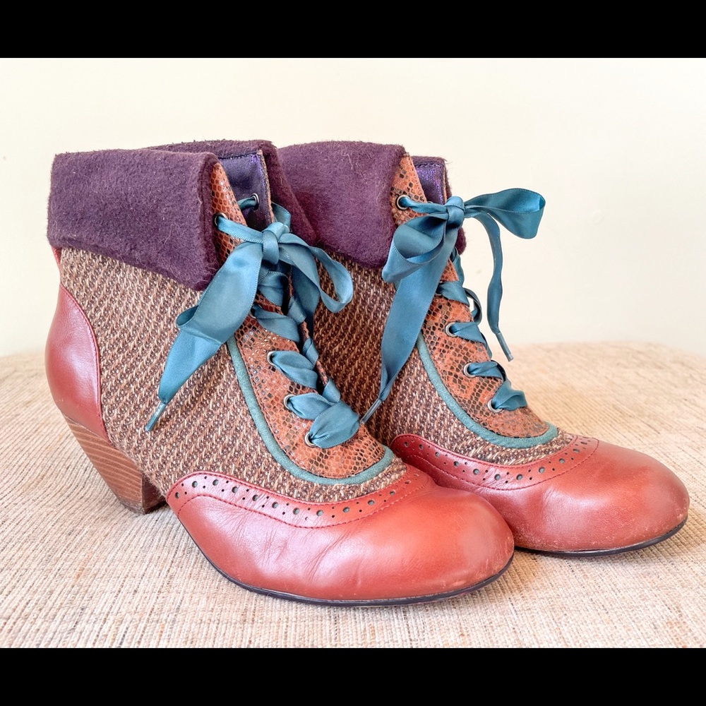 Poetic License Afternoon Tea Booties Size 9